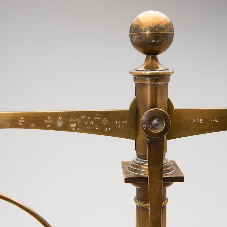 An early 20th Century Pharmacy balance scale in brass from Germany.