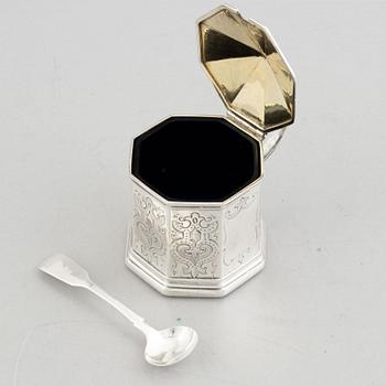 A silver mustard pot with blue glass and a spoon, Joseph I & Joseph II Angel, London 1849.