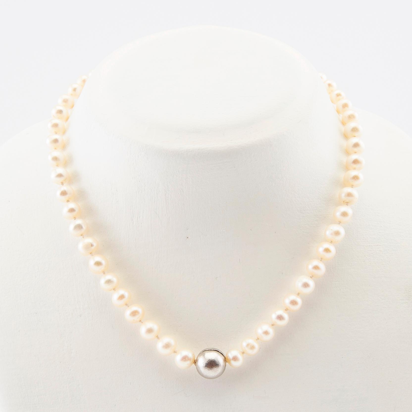 Ole Lynggaard, lås 18K vitguld med halsband av odlade pärlor.