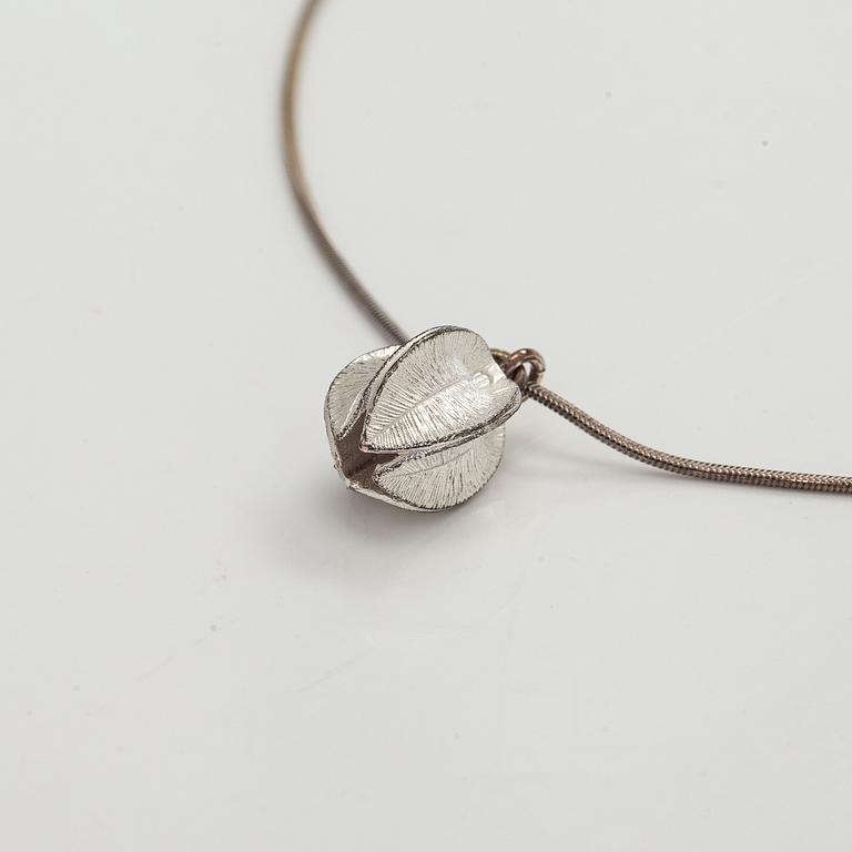 Marja Suna, rintakorut ja riipus, ”Lumikukka”, hopeaa, Kalevala Koru.