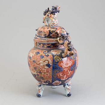 A large Japanese imari incense burner with cover, Meiji period (1868-1912).