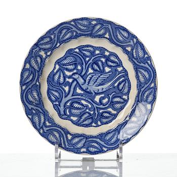 Wilhelm Kåge, mattallrikar samt fat, 16 delar, flintgods och porslin, "Fågel Blå", Gustavsberg, i produktion 1932-33.