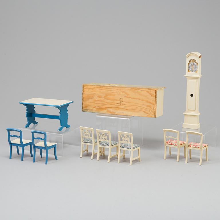 10 pieces of doll's house furniture from Nolbyn.