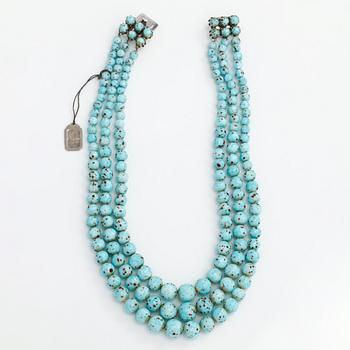 Christian Dior, Helminauha, 3-rivinen, lasihelmiä ja hopeaväristä metallia. Merkitty Chr.Dior 1962.
