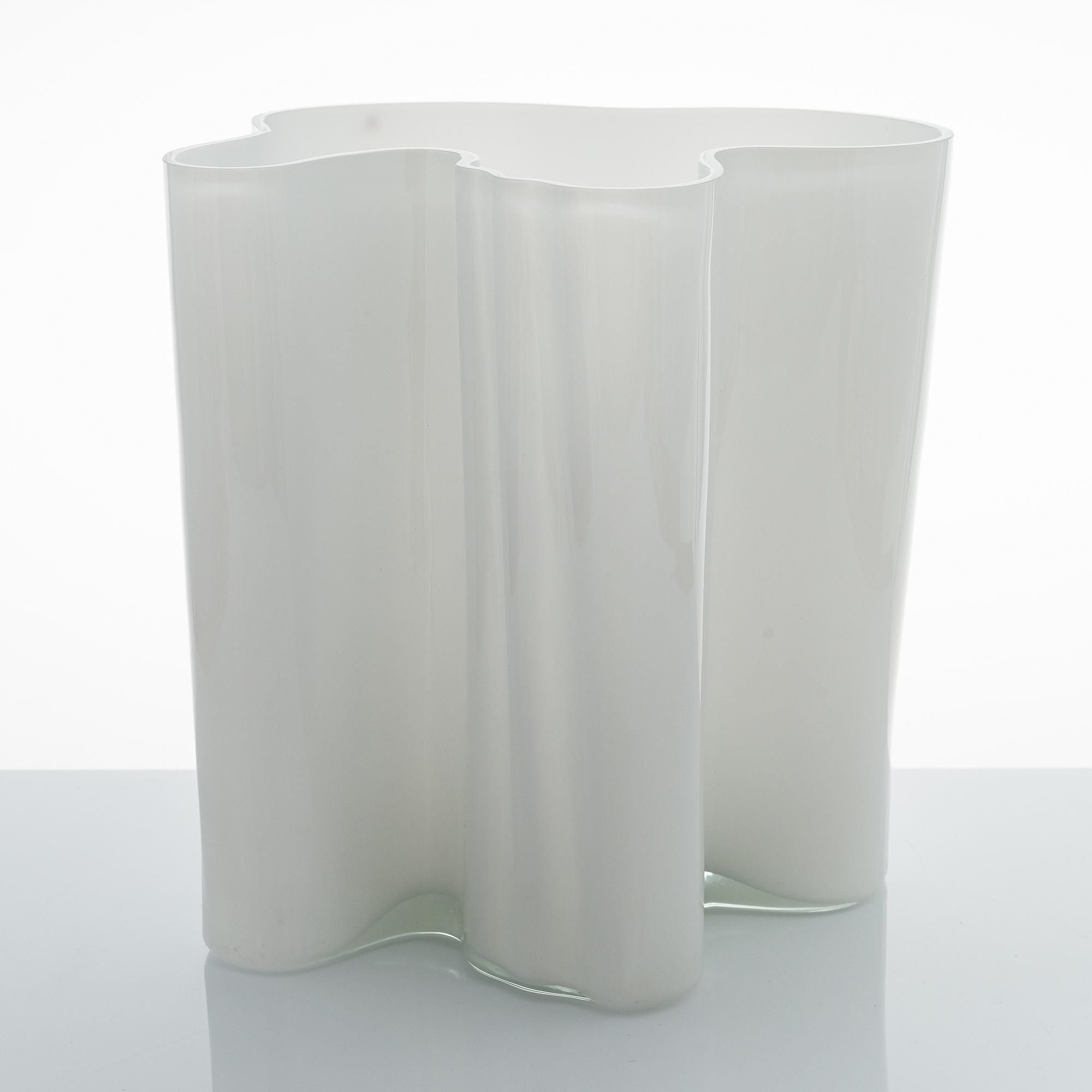 ALVAR AALTO, a '3031' vase special edition signed Alvar Aalto 13/1986.