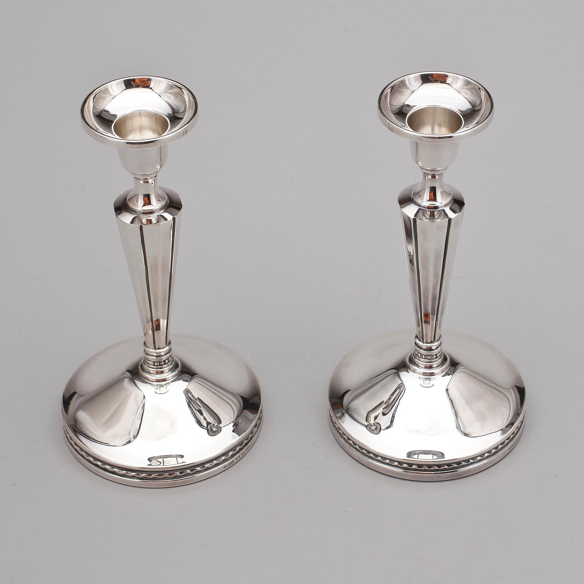 LJUSSTAKAR, ett par, silver, Eric Löfman, MGAB, Uppsala, 1974.