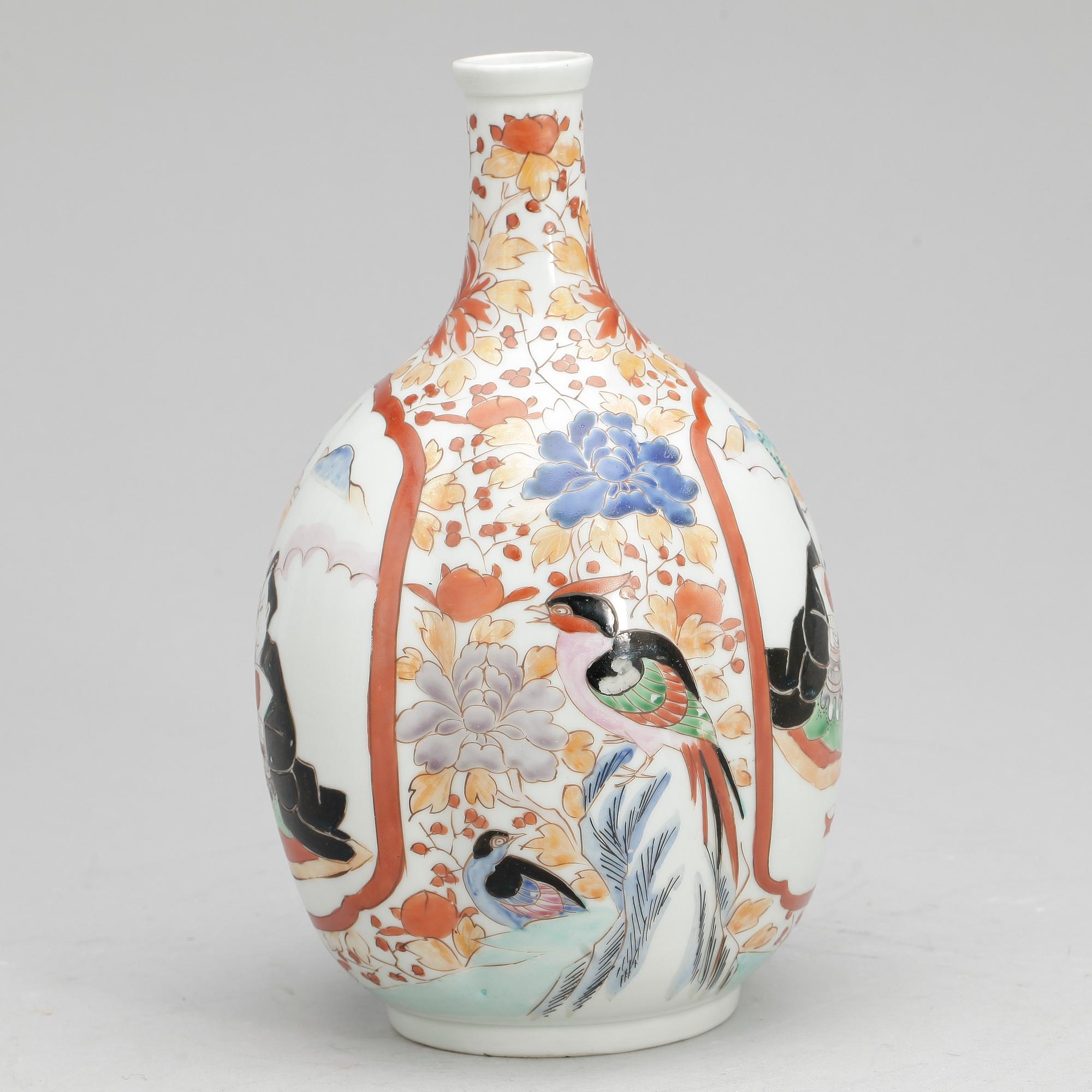 SAKEFLASKA, porslin, Japan, 1900-talets första hälft.