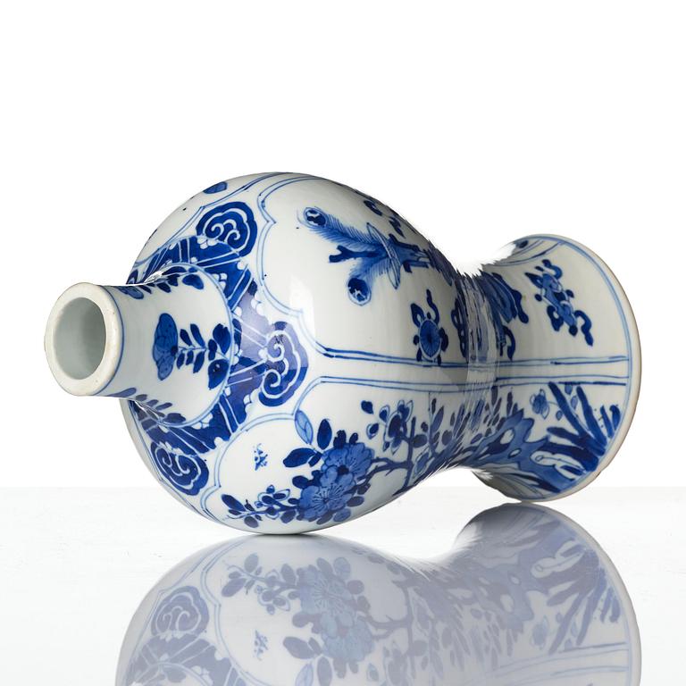 Vas, porslin. Qingdynastin, Kangxi (1662-1722).
