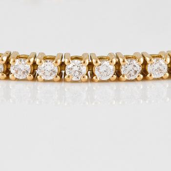 ARMBAND, 18K guld med briljantslipade diamanter ca 2.71 ct. Vikt  10,0 gram.