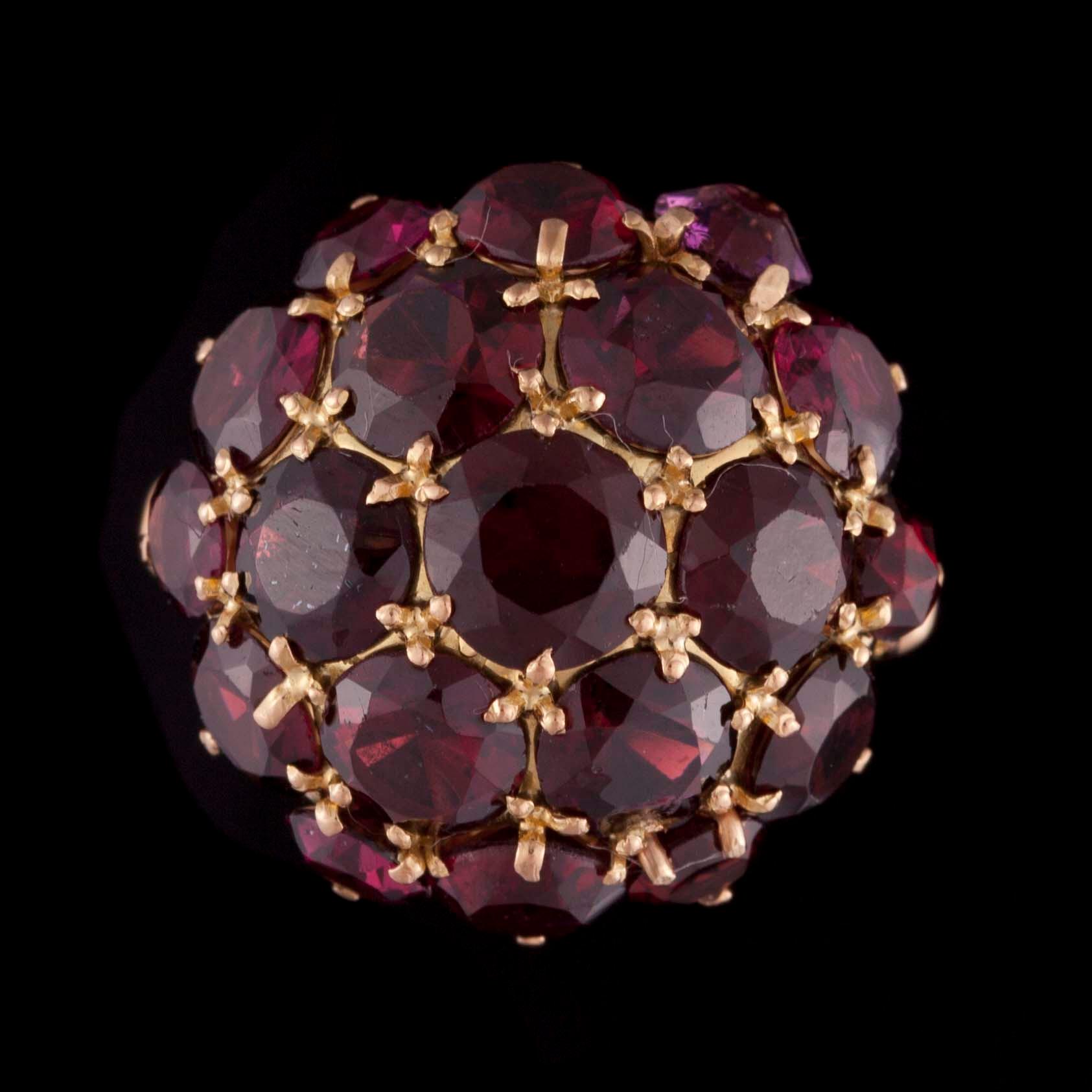 RING, 18K guld, granater. Vikt 9,9 g.