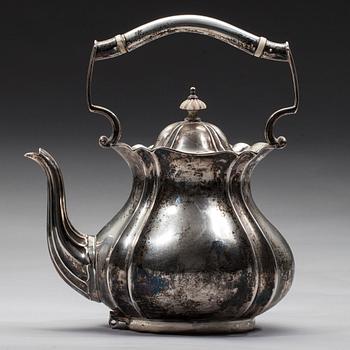 TEKANNA på RECHAUD, silver, England, Birmingham 1916. Totalvikt 1163 g.