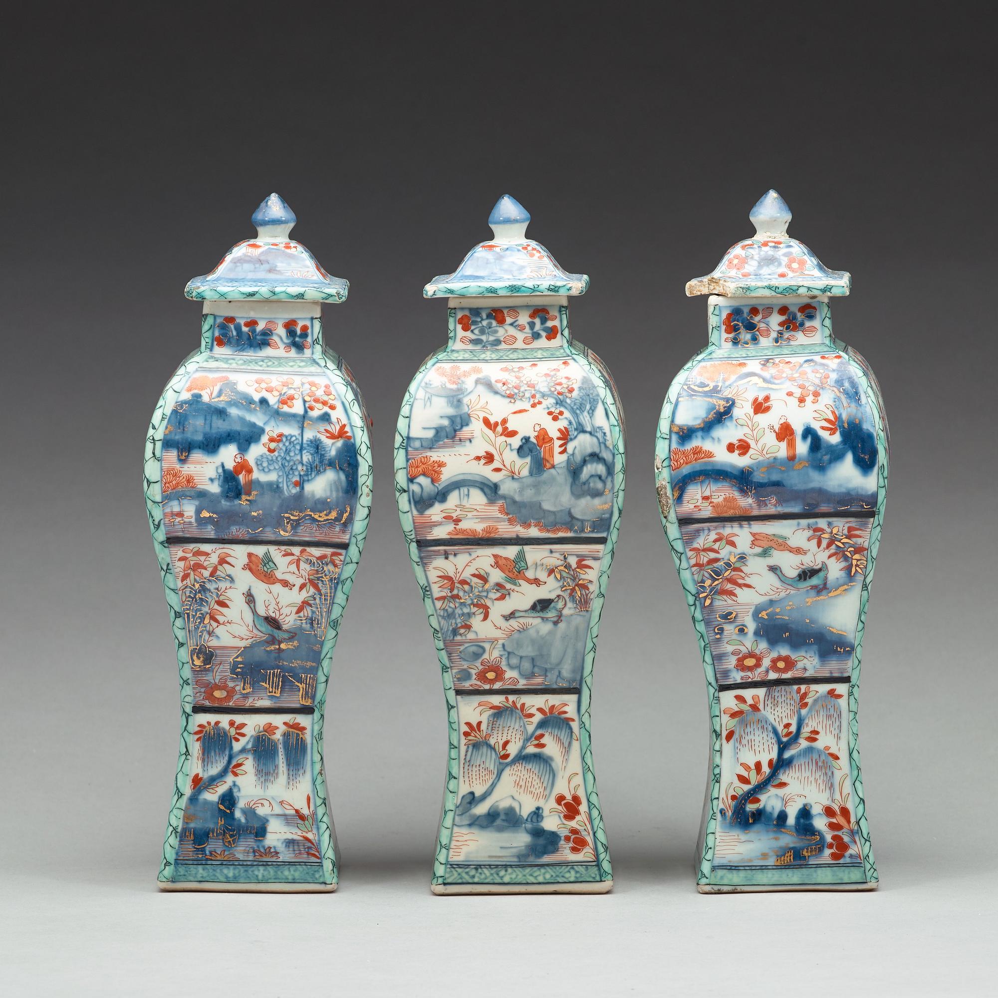 URNOR med LOCK, tre stycken, porslin. Qingdynastin, Kangxi (1662-1722).