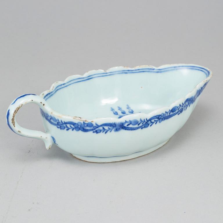 FAT, två stycken, samt SÅSSNIPA, kompaniporslin. Qingdynastin, Qianlong (1736-95).