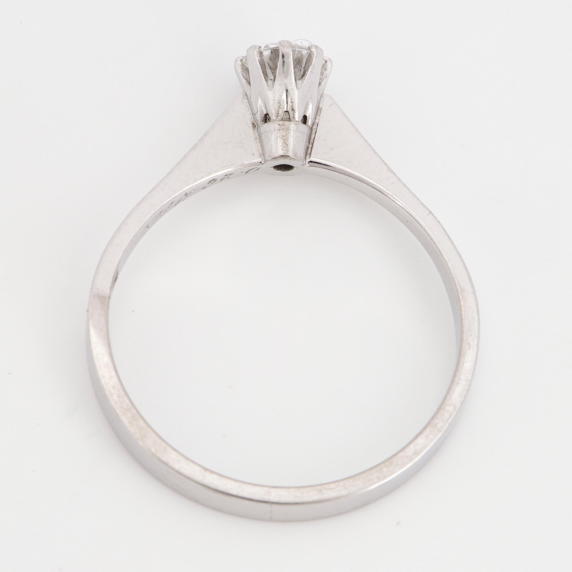 0,26 ct brilliant-cut diamond ring.