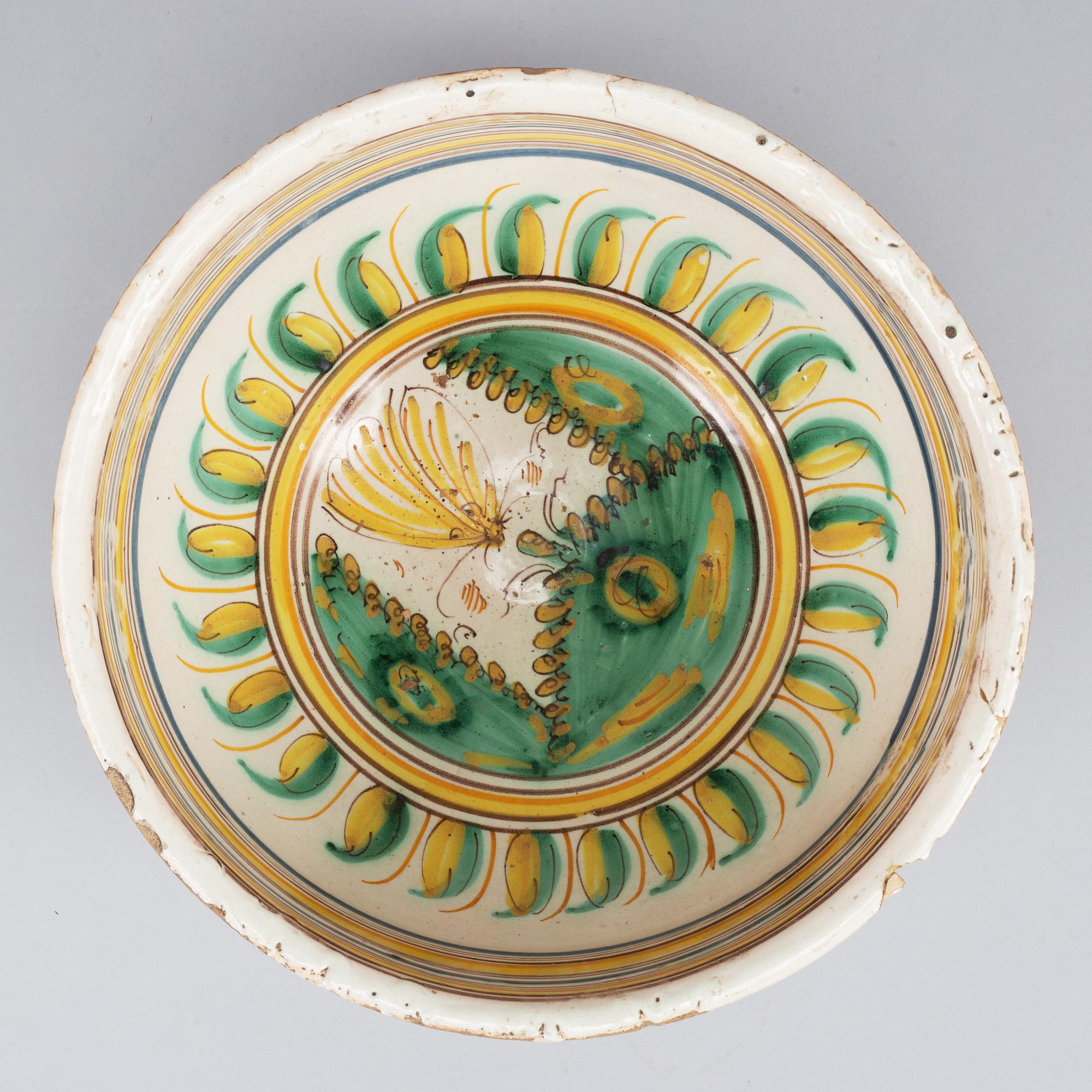 A french fayence bowl, 18th/19th century.