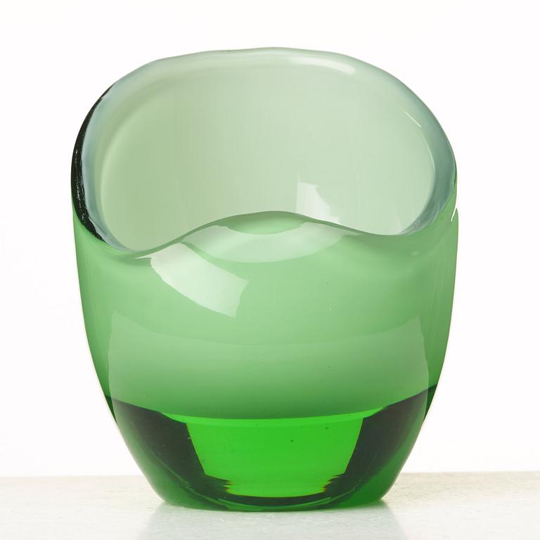 Gunnel Nyman, a glass vase "Snäckan / Simpukka", Riihimäen lasi Oy, Finland.