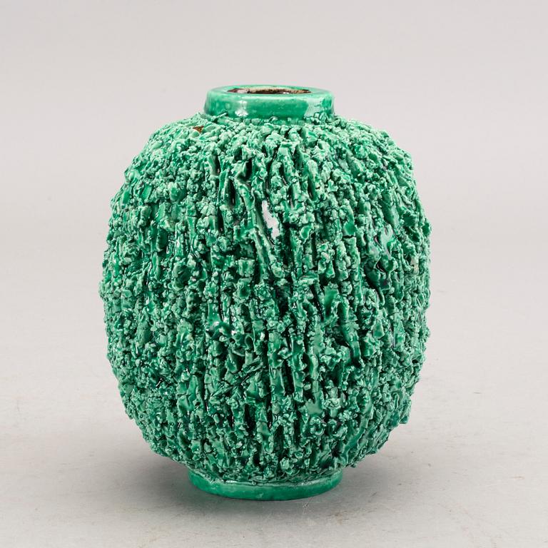 GUNNAR NYLUND, vas "Igelkott", chamotterat stengods, Rörstrand.