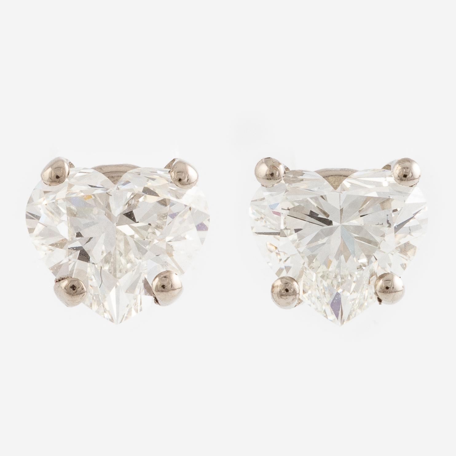 Örhängen, 18K vitguld med hjärtslipade diamanter totalt 0.60 ct. Medföljande GIA dossier.