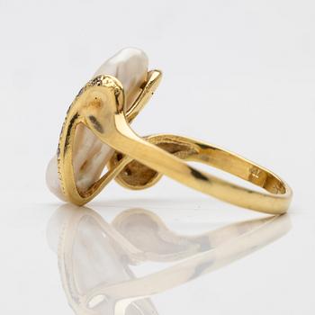 18K gold ring with pearl and diamonds.