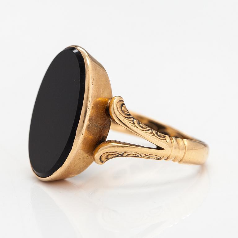 An 18K gold ring with an onyx. Kultateollisuus, Turku 1922.
