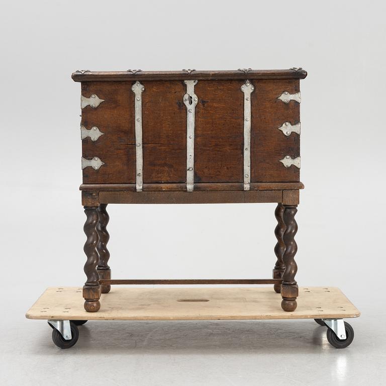 An 18th/19th Century Oak Casket.