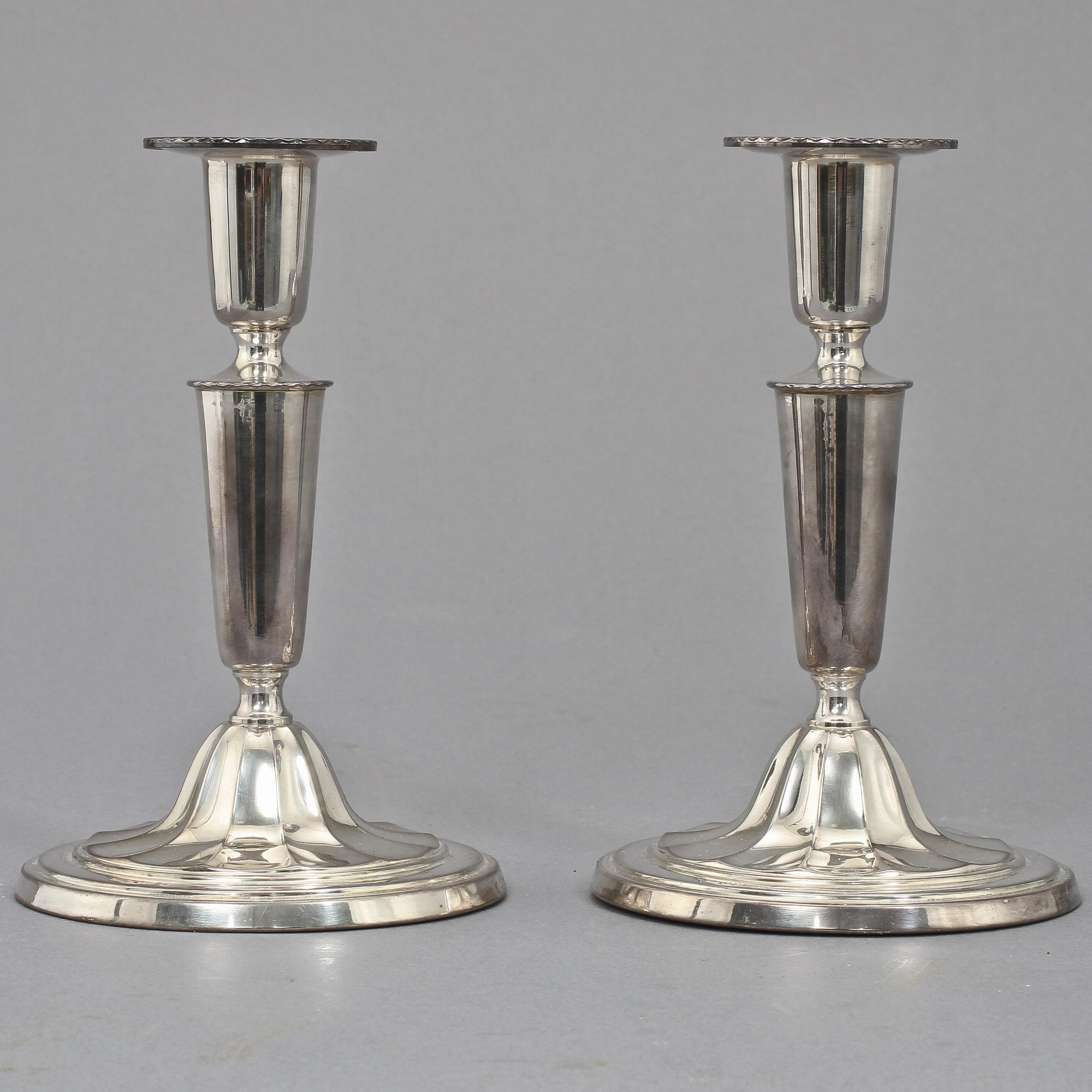 KANDELABER samt LJUSSTAKAR, ett par, CGH samt GAB, Stockholm, 1939 samt 1964. Tot vikt 785 g.