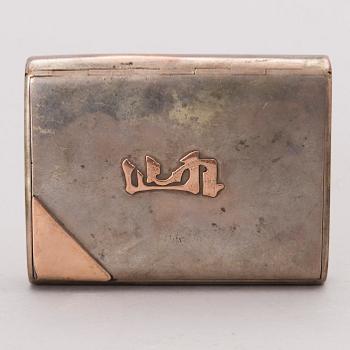 A cigarette case in silver (875) and gold, early 20th Century.