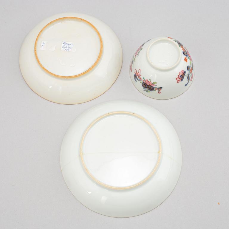 Koppar med fat, fyra stycken samt assietter, fyra stycken, kompaniporslin. Qingdynastin, Qianlong (1736-95).