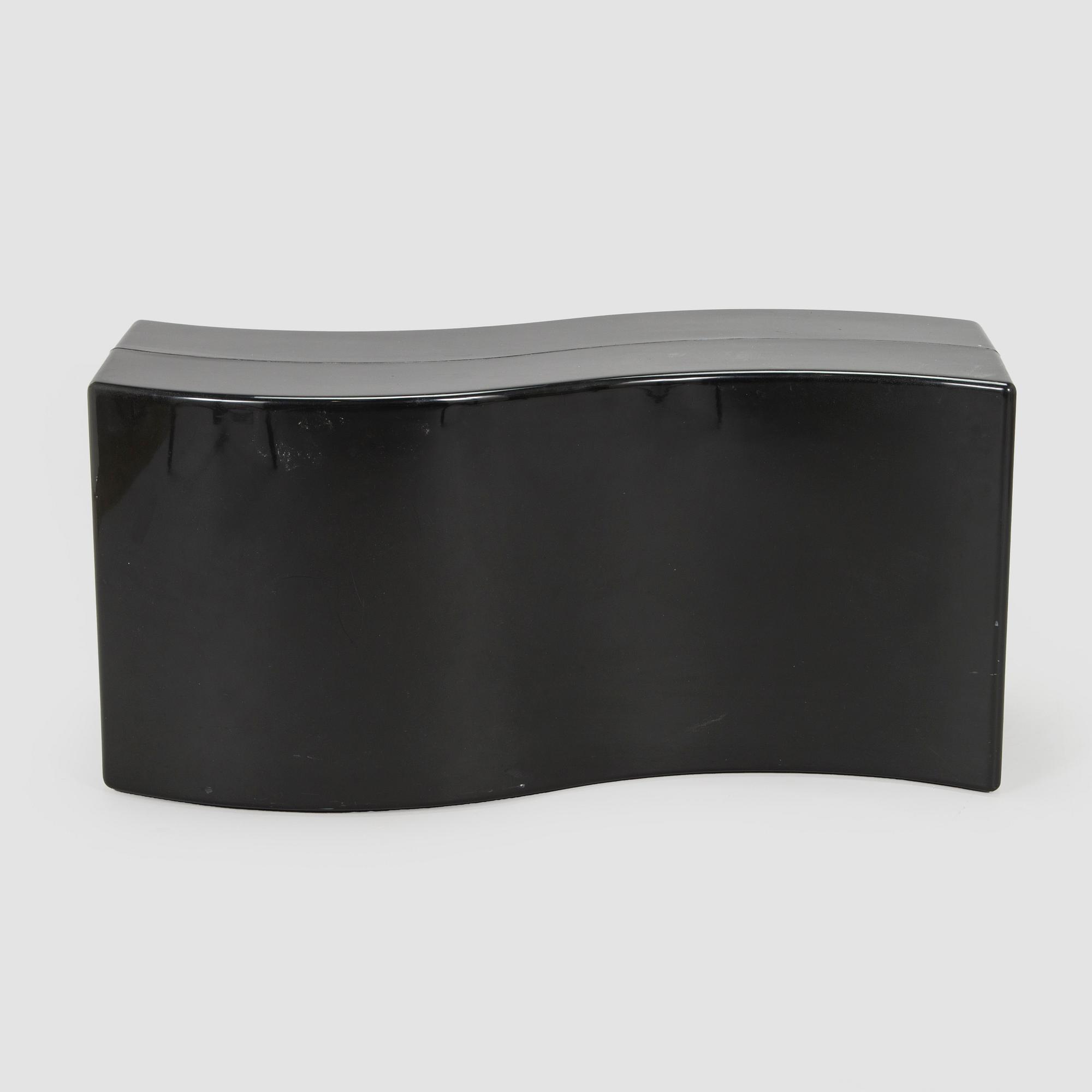 Eero Aarnio, Bord "Copacabana" för Adelta. Formgiven 1991.