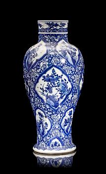 URNA/GOLVVAS, porslin, Kangxi, Kina, 1600/1700-tal.