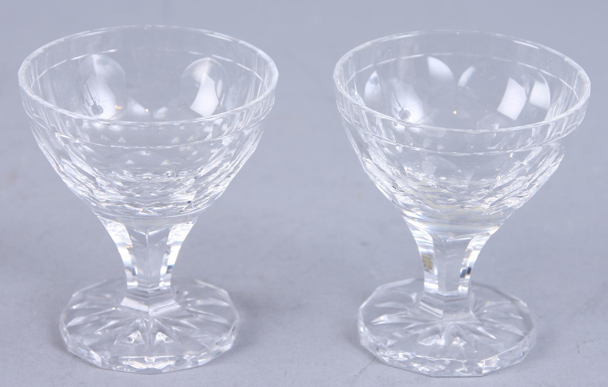 GLASSERVISDELAR, 54 st, sign samt etikettmärkta Orrefors.