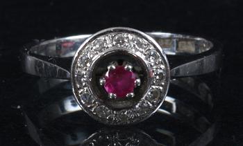 RING, vitguld, briljanter samt rubin. Enl inskription, 0.12 ct.