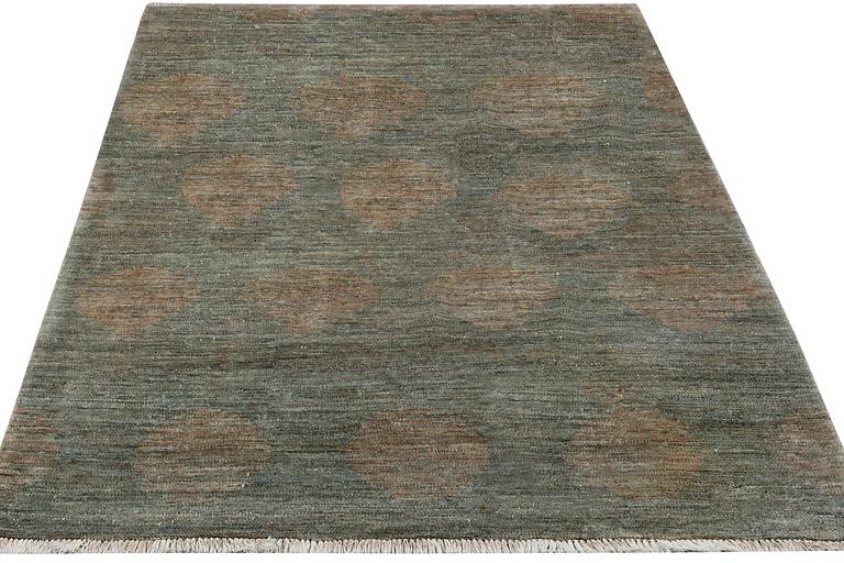 A rug, Ziegler Design, c. 237 x 175 cm.