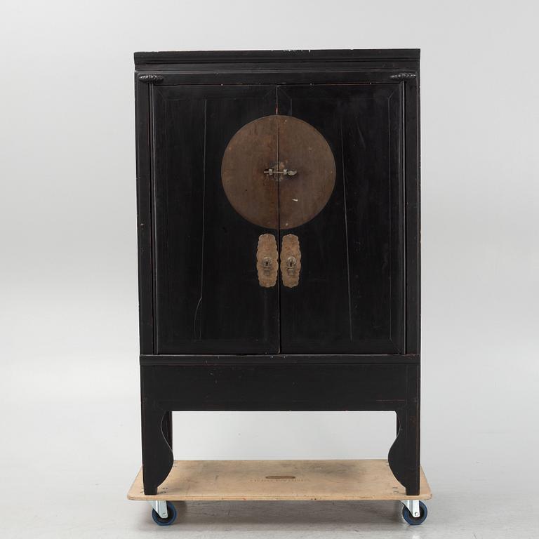 A Chinese cabinet, 20th century.