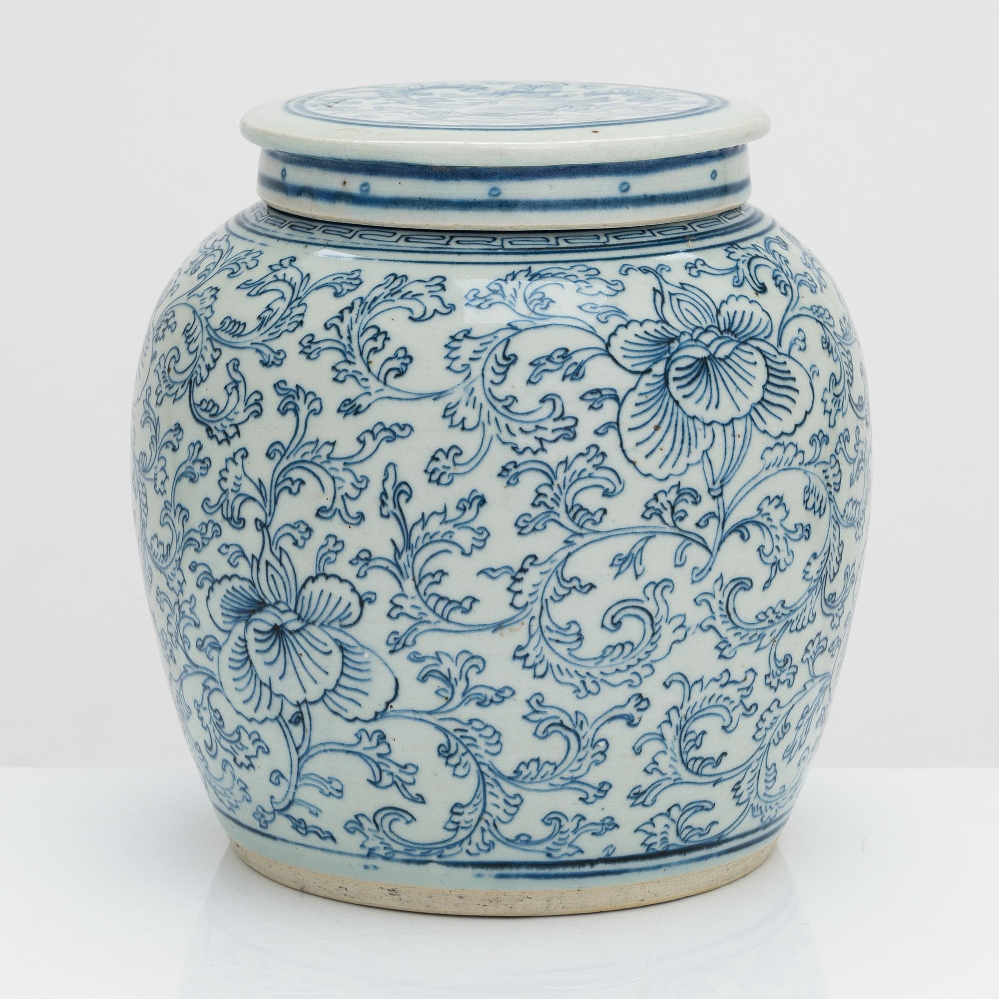 A blue and white jar with cover, late Qing dynasty, end of 19th century.