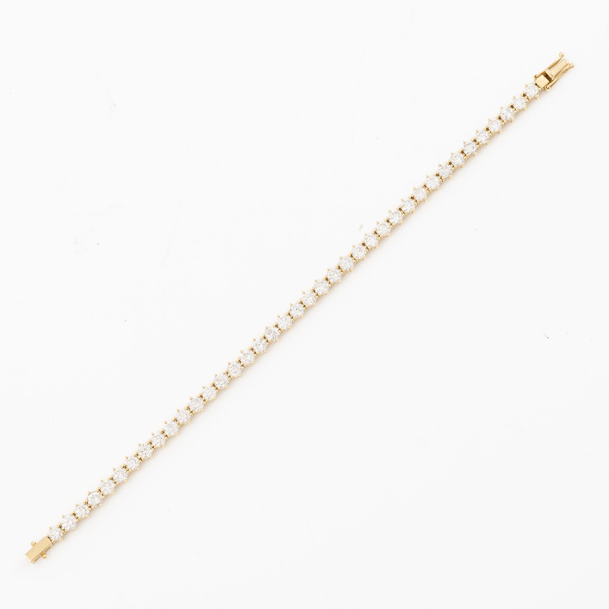 Tennis bracelet in 18K gold with brilliant-cut diamonds.