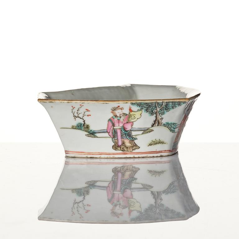 A Chinese famlle rose porcelain bowl, late Qing dynasty.