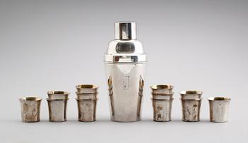 COCKTAILSHAKER SAMT BÄGARE, 12 st, silver, CG Hallberg, Stockholm 1940-tal. Vikt ca 646 gram.