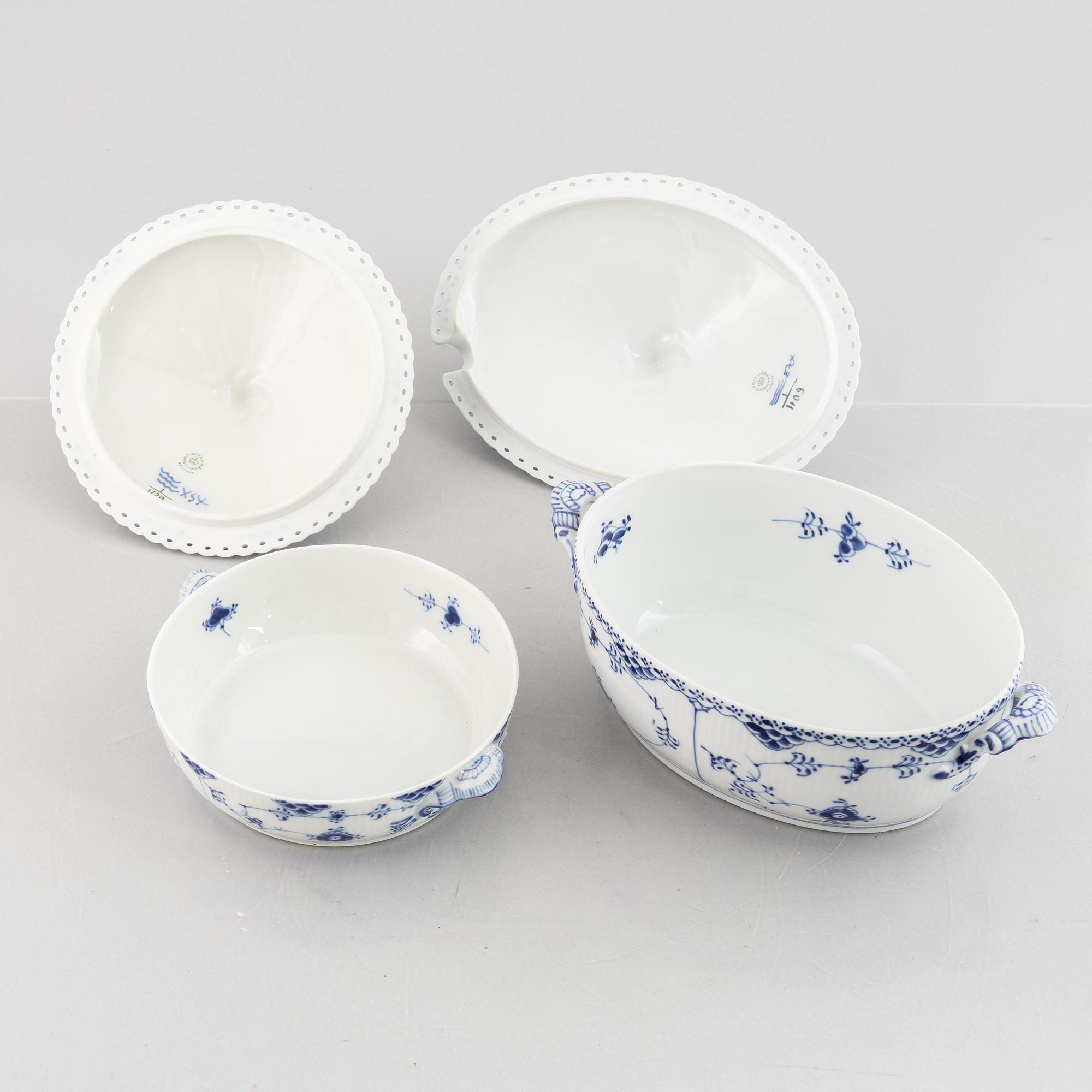 Royal copenhagen, xx pieces of a 'Musselmalet' porcelain service with half lace and full lace pieces, Denmark.