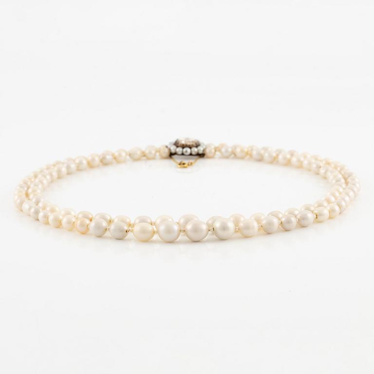 Pärlcollier två rader pärlor, sannolikt naturliga, lås med en rosenslipad diamant.