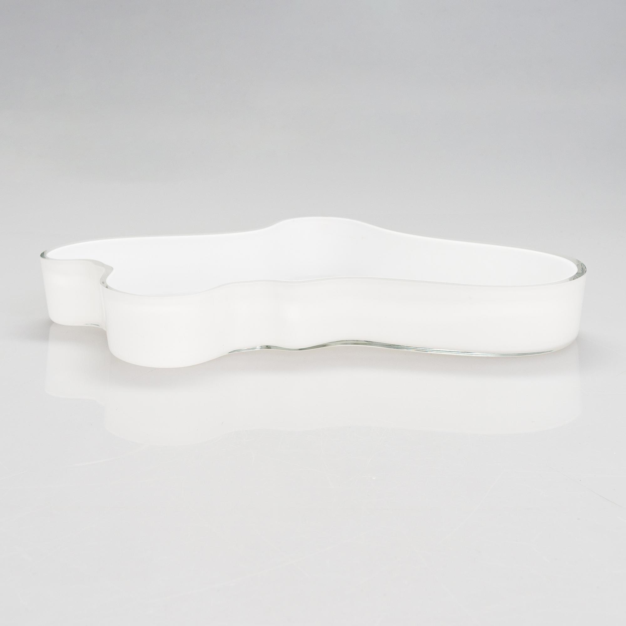 Alvar Aalto, A '3028' dish signed Alvar Aalto Iittala, 87/1985.