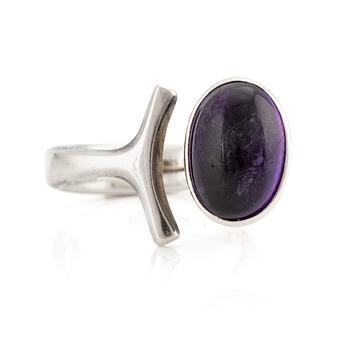 514. Vivianna Torun Bülow-Hübe, a ring, sterling silver with a cabochon-cut amethyst, for Georg Jensen.