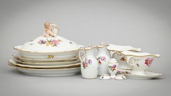 MATSERVIS, 36 delar, porslin, "Sachsisk blomst", Royal Copenhagen.
