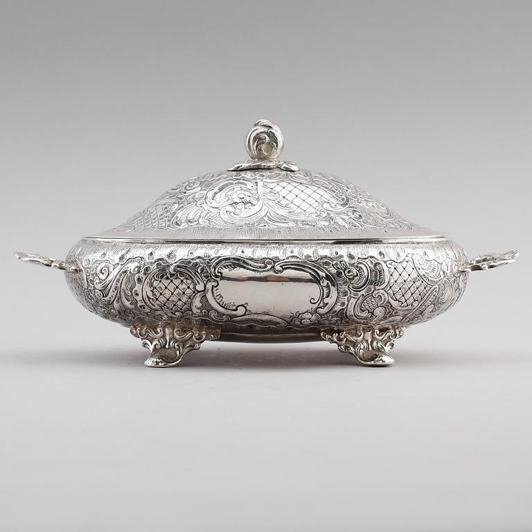 TERRIN, silver, rokokostil, sannolikt Nederländerna, 1800-/1900-tal. Vikt ca 1053 gram.