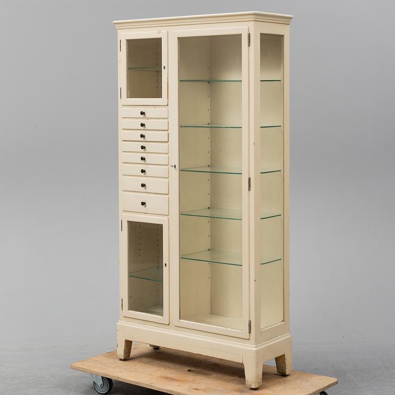 LÄKARSKÅP, 1900-talets mitt.