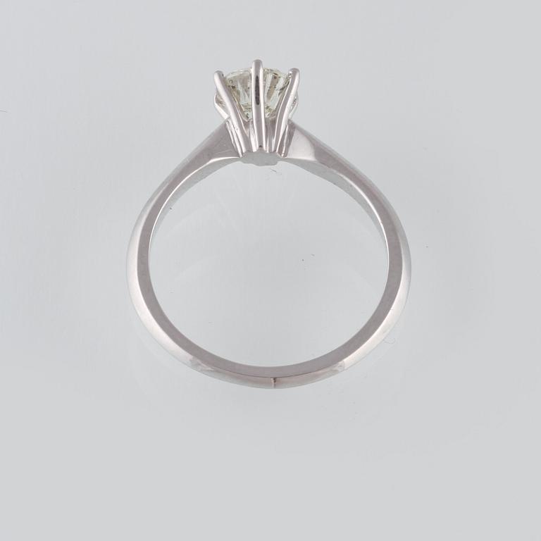 RING, 18K vitguld med briljantslipad diamant 1.03 ct. Vikt 3,6 gram.
