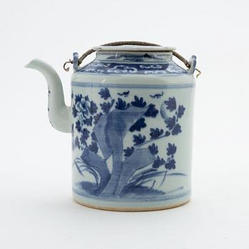 Tekanna med lock och koppar, 2 st, porslin, Kina, 1800-tal resp 1900-tal.
