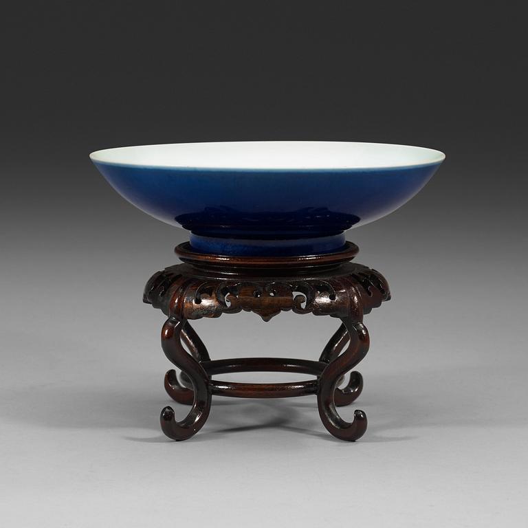 A blue glazed bowl, late Qing dynasty with Yongzhengs six character mark.