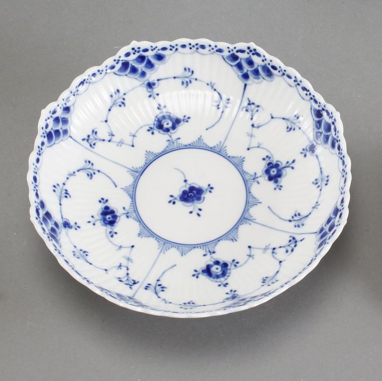 SERVISDELAR, 36 delar, porslin, "Musselmalet", Royal Copenhagen, 1900-tal.