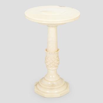 Sidobord, alabaster, 1900-tal.